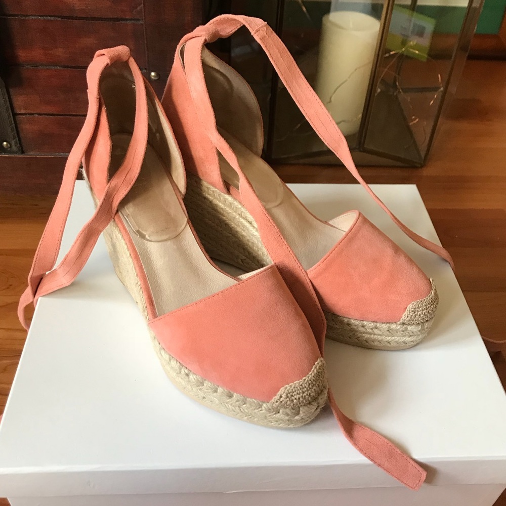Raye Dahlia in Peach NWT